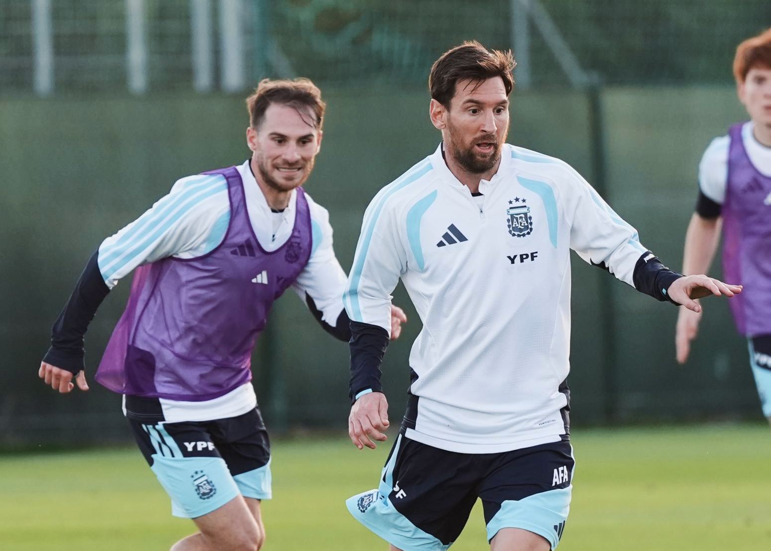 In Liverpools offiziellem Tweet wurde ein Foto von Maccas Nationalmannschaftstraining gepostet, und Messi wurde von den Fans verspottet, weil er auf dem Foto zu sehen war