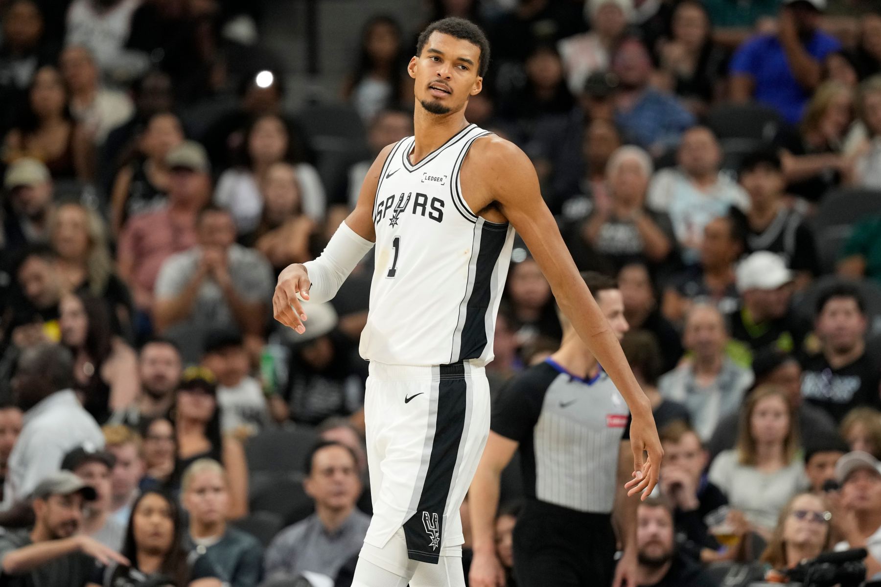 Bunyama steuerte ein Triple-Double bei und machte 8 Fehler. Die drei Spiele dauernde Siegesserie der Spurs war beendet.